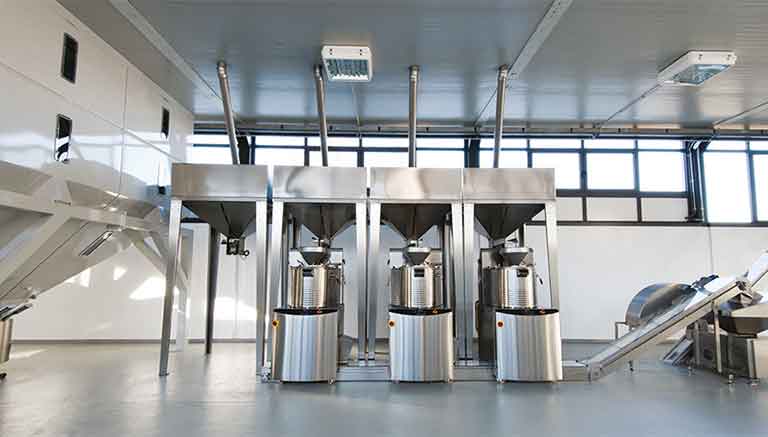 Röstanlagen mit Einfülltrichtern für Rohkaffee, die Maschinen zum Entfernen von Restverunreinigungen bestimmen